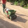 Rasen-Einsaat vom Profi: Mit unserer Rasenbaumaschine bringen wir schnell und zuverlässig auf großen Flächen gleichmäßig das  Rasen-Saatgut in den Boden ein. 